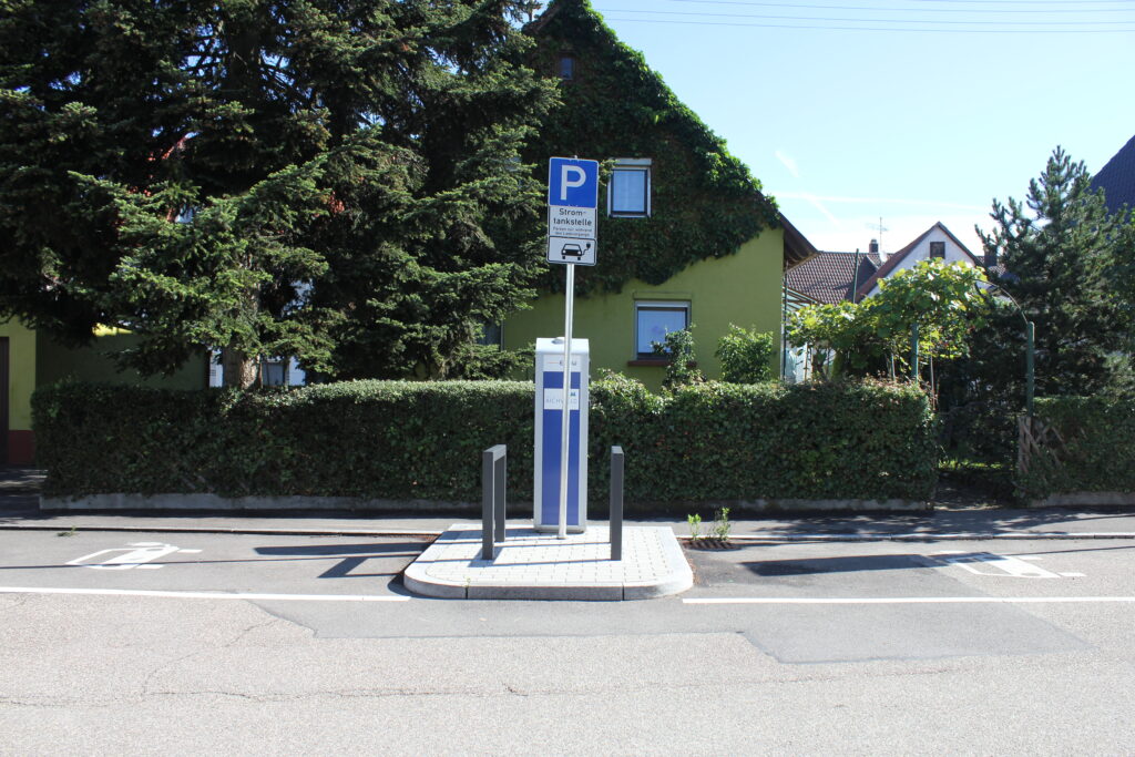 Bild einer Stromtankstelle am Straßenrand mit zwei Parkplätzen für E-Pkw